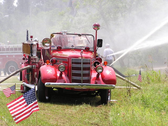 Wilcox 1942 Mack 5 May 2008.JPG