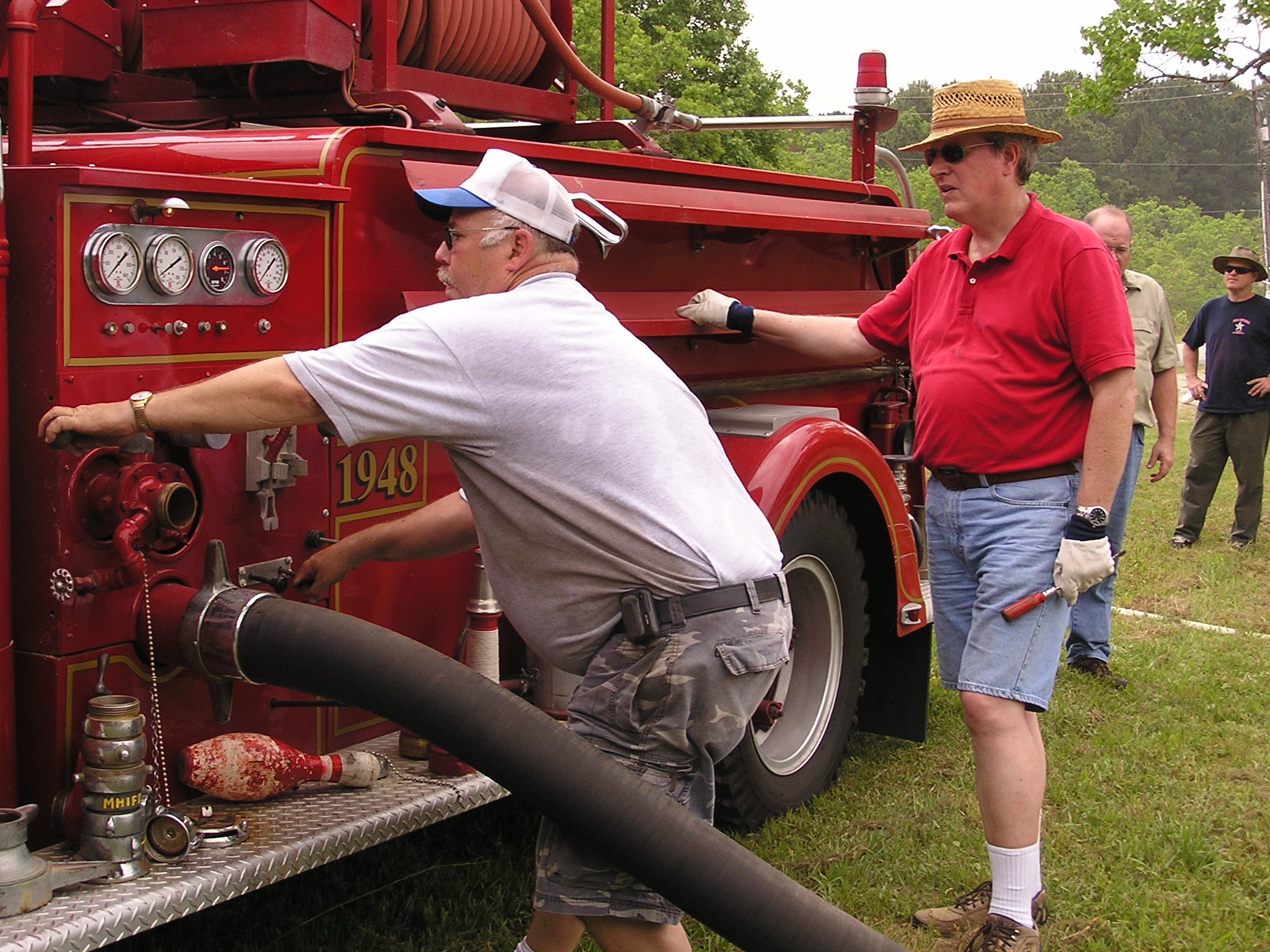 Clinton 1948 Mack 4 May 2008.JPG