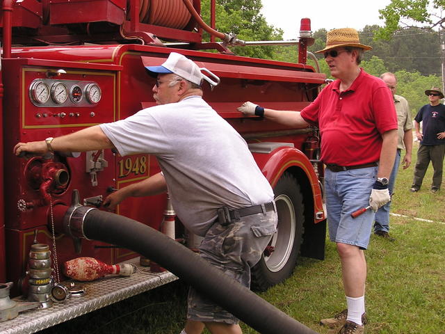 Clinton 1948 Mack 4 May 2008.JPG