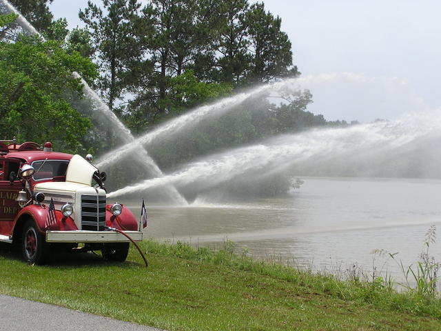 Clinton 1948 Mack 7 May 2008.JPG