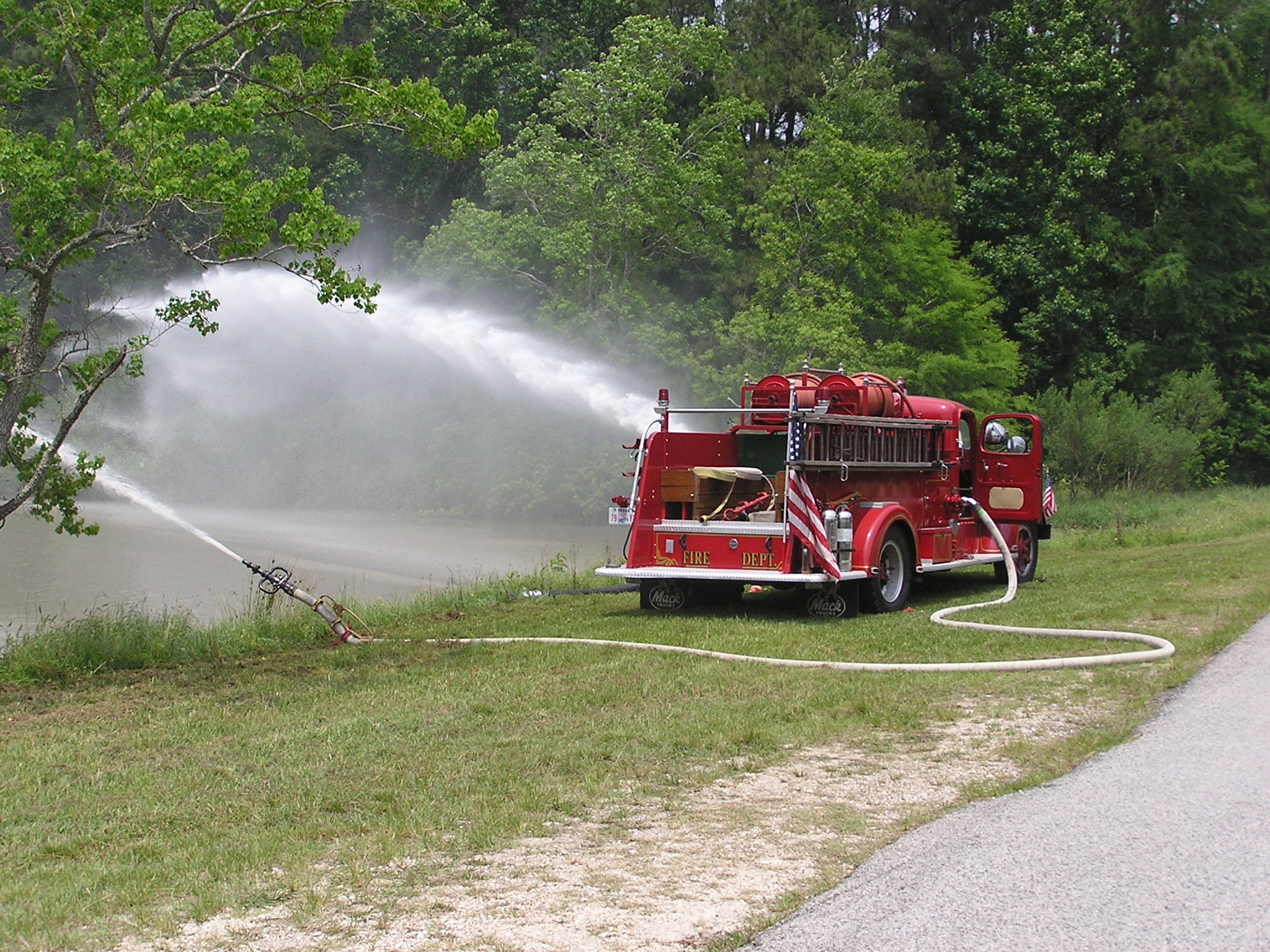 Clinton 1948 Mack 9 May 2008.JPG