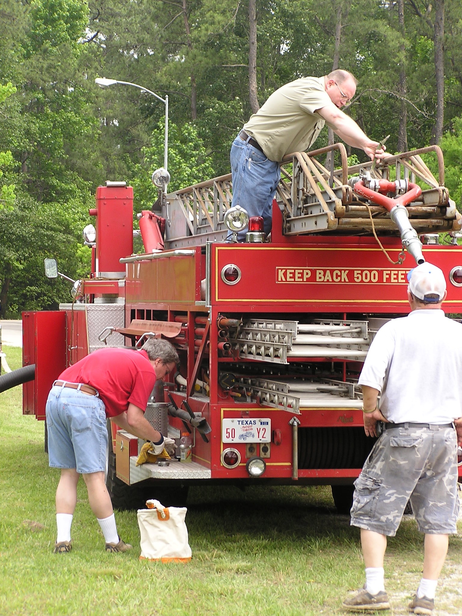 Preparing Aerial Ladder 1 May 2008.JPG