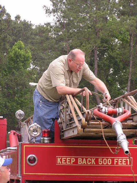 Preparing Aerial Ladder 2 May 2008.JPG