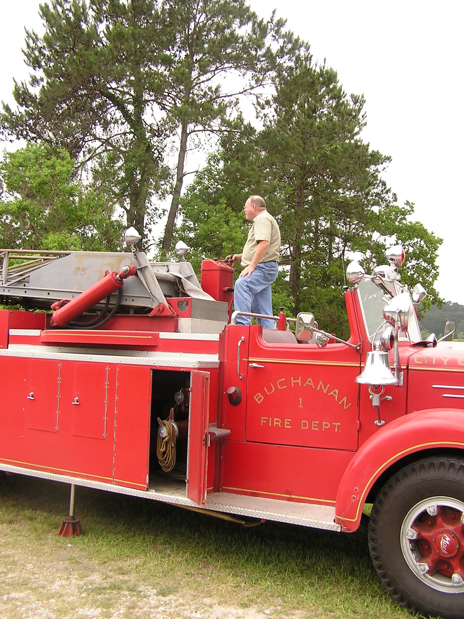 Preparing Aerial Ladder 4 May 2008.JPG